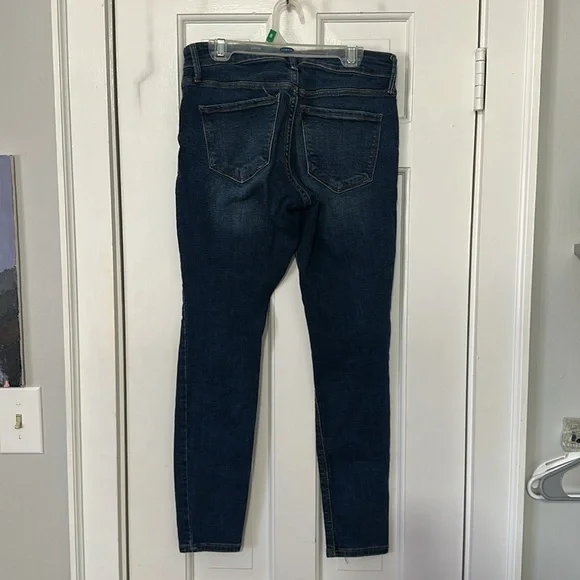 Old Navy rockstar mid rise, skinny jeans - Picture 3 of 3